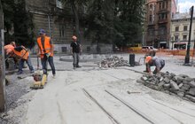 Фото 6: Для зручності пішоходів демонтують огорожу на площі Галицькій