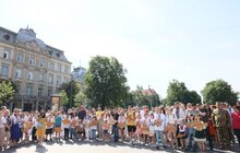 Фото 7: Львів відзначає День Конституції: у центрі міста склали з пазлів карту України