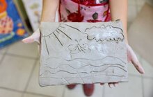 Фото 5: Діти разом із люксембурзьким митцем виготовлять керамічне панно: «Україна - Ельдорадо майбутнього»
