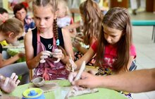 Фото 12: Діти разом із люксембурзьким митцем виготовлять керамічне панно: «Україна - Ельдорадо майбутнього»