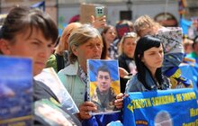 Фото 6: «Місце надії»: на площі Ринок встановили крісло, яке чекає свого Героя