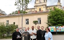 Фото 7: У Львові висадили тюльпанове дерево на честь 25-річчя візиту Папи Івана Павла ІІ