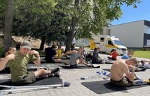 Фото 5: Новий вид терапії: пацієнти центру НЕЗЛАМНІ займалися йогою на свіжому повітрі