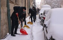Фото 3: В обідню перерву працівники мерії долучилися до прибирання снігу у Львові (відео)