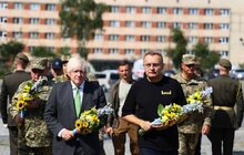 Фото 9: Борис Джонсон приїхав до Львова: найперше вшанував пам’ять захисників на Личаківському цвинтарі (відео)