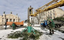 Фото 2: Головну ялинку міста розібрали (відео)