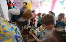 Фото 3: Всесвітньовідома німецька мисткиня передала вихованцям Львівського Центру підтримки дітей авторські патріотичні ковдри