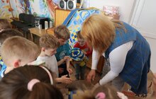 Фото 8: Всесвітньовідома німецька мисткиня передала вихованцям Львівського Центру підтримки дітей авторські патріотичні ковдри