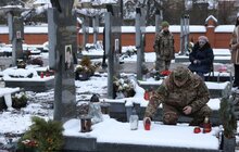 Фото 7: Вифлеємський вогонь миру першими отримали рідні полеглих захисників України на Личаківському цвинтарі