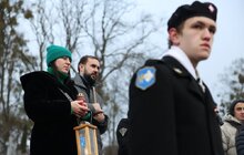 Фото 10: Вифлеємський вогонь миру першими отримали рідні полеглих захисників України на Личаківському цвинтарі