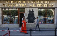 Фото 7: На фасад книгарні Наукового товариства імені Тараса Шевченка повернули відреставровану історичну вивіску