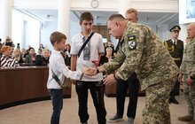 Фото 7: В День пам’яті полеглих воїнів у Львові 35 захисників посмертно нагородили «Почесним знаком Святого Юрія» (фото/​відео)