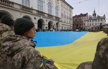 Фото 3: Сотні львів’ян у центрі міста урочисто заспівали Гімн України (відео)