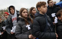 Фото 1: Ангели пам'яті: школярі принесли на Меморіал Героїв Небесної Сотні саморобних ангеликів (відео)