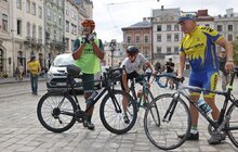 Фото 2: Американський морський піхотинець без ноги приїхав до Львова на велосипеді, щоб допомогти українським військовим (відео)