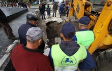 Фото 8: Ліквідація пориву на магістральному водопроводі на пр. Свободи триватиме до кінця дня: працюють водовозки