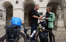 Фото 5: Мер Львова зустрівся з 70-річним лікарем, який приїхав на велосипеді із Франції до Львова (відео)