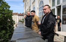 Фото 4: Гурт KOZAK SYSTEM виступив у центрі НЕЗЛАМНІ та завітав до Ратуші