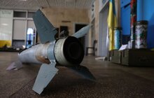 Фото 21: У Центрі Довженка відкрилась виставка розмальованих військових артефактів: відбудеться аукціон