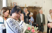 Фото 1: Переживши обстріл, пара вирішила заручитись у Ратуші (відео)