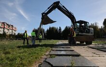 Фото 4: У Львові на Личаківському військовому цвинтарі відновили роботи з ексгумації давніх поховань: демонтовують радянські плити (відео)