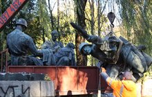 Фото 8: У Львові з Пагорбу слави демонтували три радянські пам’ятники: скульптури поповнять експозицію музею «Територія терору» (відео)