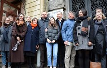 Фото 7: На фасадах львівських будинків встановили три інформаційні таблиці юристам-міжнародникам