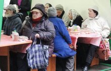 Фото 9: Потребуючі львів’яни змогли відчути єдність під час Великоднього сніданку в дворику Ратуші
