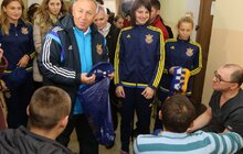 Фото 2: Національна жіноча збірна України з футболу відвідала учасників АТО у військовому госпіталі у Львові