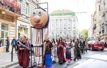 Фото 3: Центром Львова пройшла карнавальна хода: стартував 30-ий Міжнародний театральний фестиваль «Золотий лев»