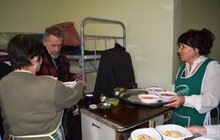Фото 4: Для львівських бездомних влаштували благодійну вечерю