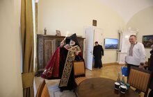 Фото 15: Впродовж дня охочі можуть набрати свяченої води з резервуару на площі Ринок