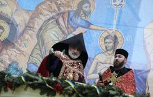 Фото 21: Впродовж дня охочі можуть набрати свяченої води з резервуару на площі Ринок