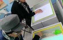 Фото 1: Літні панянки разом з дітьми малювали піском казкових героїв