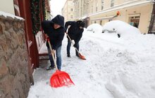 Фото 1: Працівники мерії Львова знову вийшли на прибирання міста від снігу