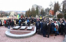 Фото 8: Львів’яни вшанували Героїв Небесної Сотні на Личаківському кладовищі