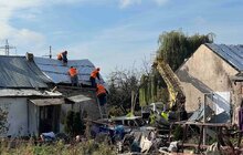 Фото 4: Пошкоджені вікна закрили плівкою, дахи — накрили: у Малехові ліквідовують наслідки вчорашнього обстрілу