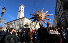 Фото 1: Напередодні Різдва у Львові встановили Різдвяного Дідуха
