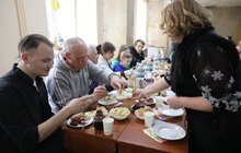Фото 15: У Львові у прихистках для переселенців провели спільні великодні сніданки