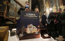 Фото 1: У Львові презентували книгу про Гарнізонний храм та ювілейну монету із його зображенням