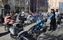 Фото 1: 109 порожніх дитячих візочків: у Львові провели соціальну акцію, щоб нагадати світу про вбитих ворогом дітей