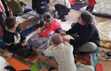 Фото 2: Педагоги Дитячих клубів Львова проводять творчі заняття для вимушено переміщених дітей на залізничному вокзалі