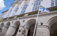 Фото 5: Біля львівської Ратуші на флагштоку вивісили прапор військово-морських сил