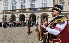 Фото 1: У центрі Львова підняли прапор Європейського Союзу (відео)