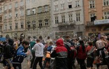 Фото 11: У Львові на пл Ринок триває «Поливаний понеділок»