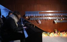 Фото 1: У Львові на Меморіалі пам’яті Героїв Небесної Сотні в небо зринули десятки світлових променів