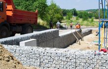 Фото 3: Дерев’яні будинки, відпочинкова зона з озером, дитячий та спортивний майданчики: у Львові завершують будівництво житла для вагітних переселенок
