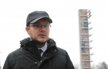 Фото 2: Аварійну стелу Монументу Слави демонтують: підрядник розпочав демонтажні роботи
