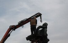 Фото 4: Скульптуру «Русалка Дністрова» демонтували і везуть до Львова