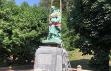 Фото 2: У Винниках демонтували радянський пам’ятник: скульптуру перенесуть до музею «Територія Терору» (відео)